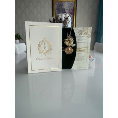 Vak en fluweel bruiloft uitnodiging. Transparante kaart met accessoires voor bloemen en zegels. 14x20cm